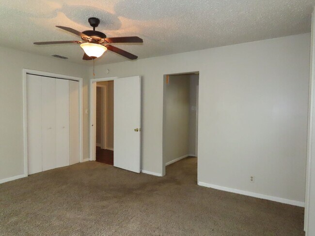 Building Photo - Charming 3 Bedroom, 2 Bath Home w/Den!