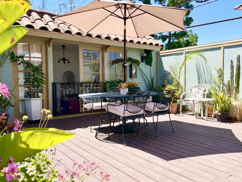 Building Photo - 425 N Sycamore Ave