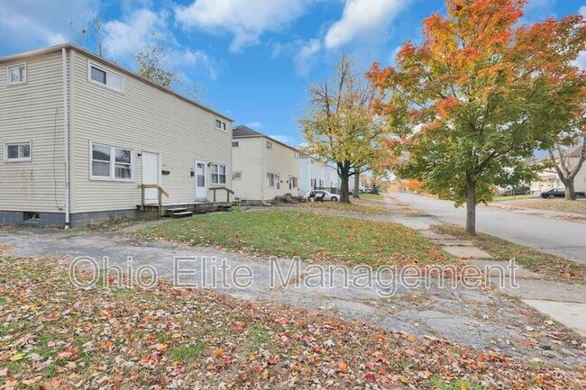 Building Photo - 898 Racine Ave