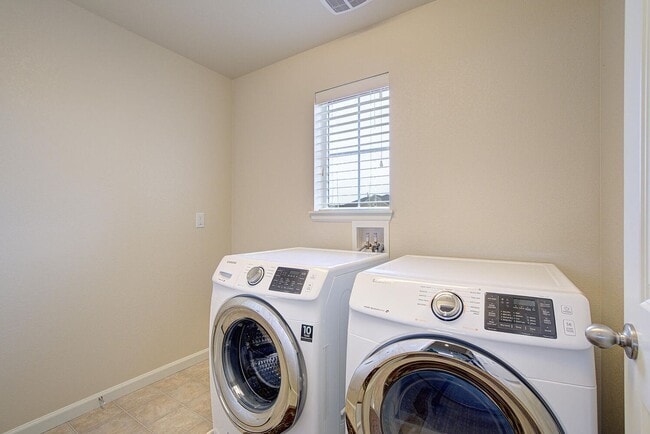 Building Photo - Bright, Spacious & Full of Charm Inside an...