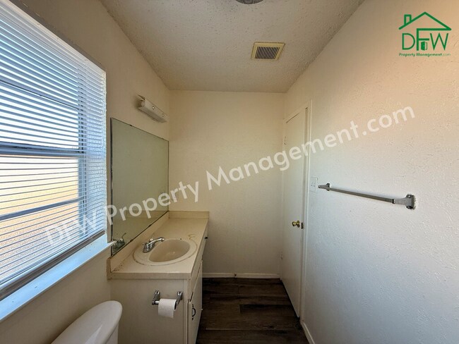 Building Photo - 1021 Pleasant Valley Ln