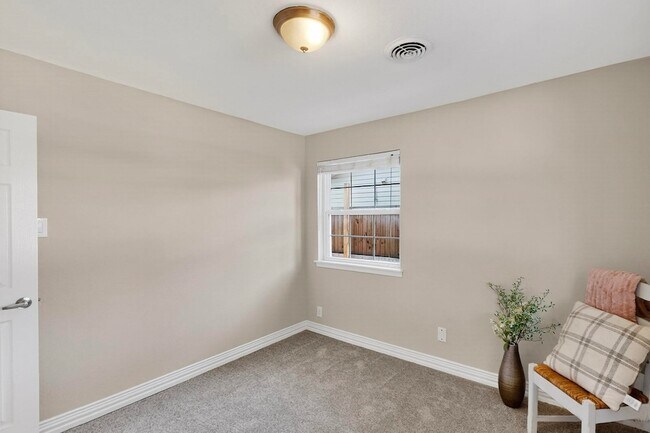 Building Photo - 2949 Hollandale Ln