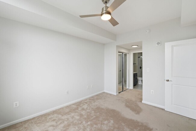 Building Photo - Bright & Renovated Condo with Pool, Gym & Parking!