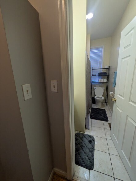 Building Photo - 3002 Kenyon Ave