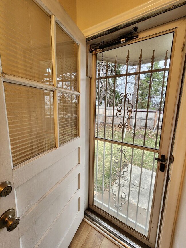 Building Photo - 3Spro2300 (Duplex)