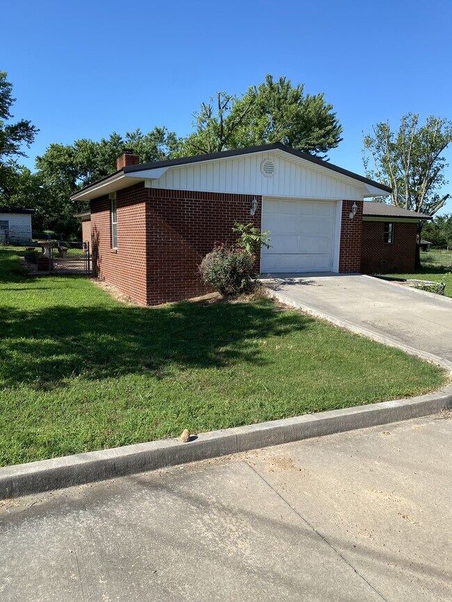 Building Photo - 625 Country Club Rd