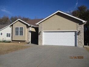 Building Photo - Spacious 6-Bedroom Home in a Prime Location – Room to Live, Work & Relax!