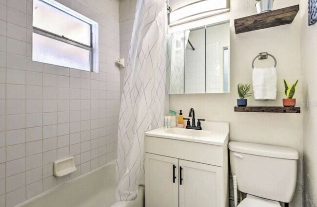 Building Photo - 2/1 unfurnished duplex in convenient location and fenced yard- pet friendly!