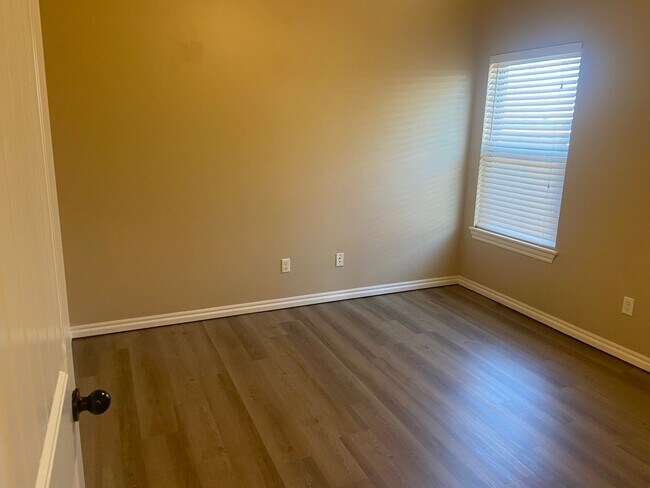Building Photo - 4 Bed, 2 Bath with Neighborhood Pool and D...