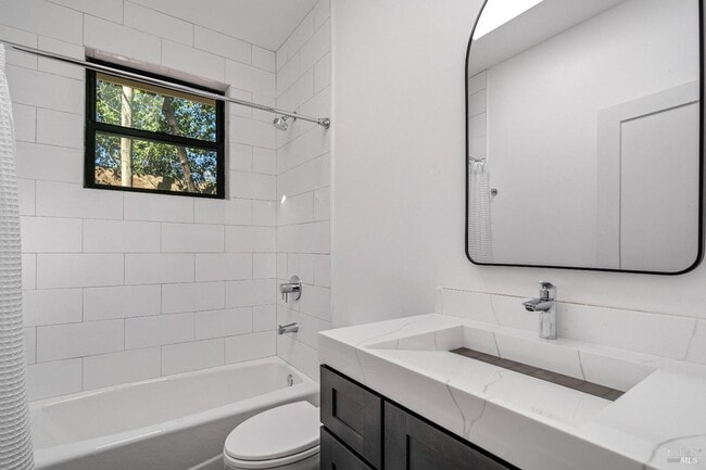 Building Photo - 1560 Laurel St