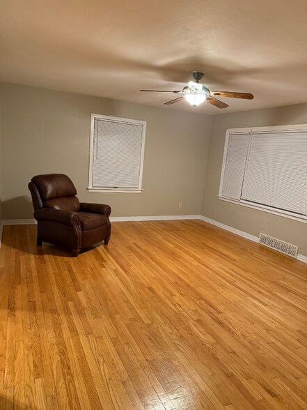 Building Photo - 2306 W 82nd Pl