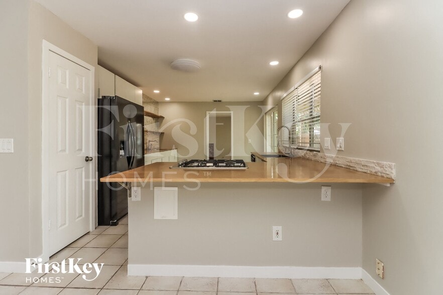 Building Photo - 7935 Shangrila Ln