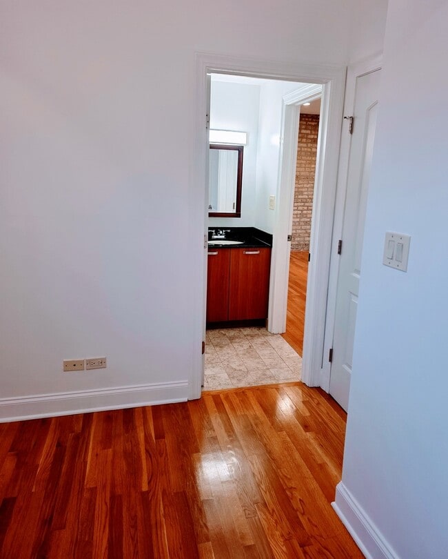 Building Photo - 2544 W Hollywood Ave