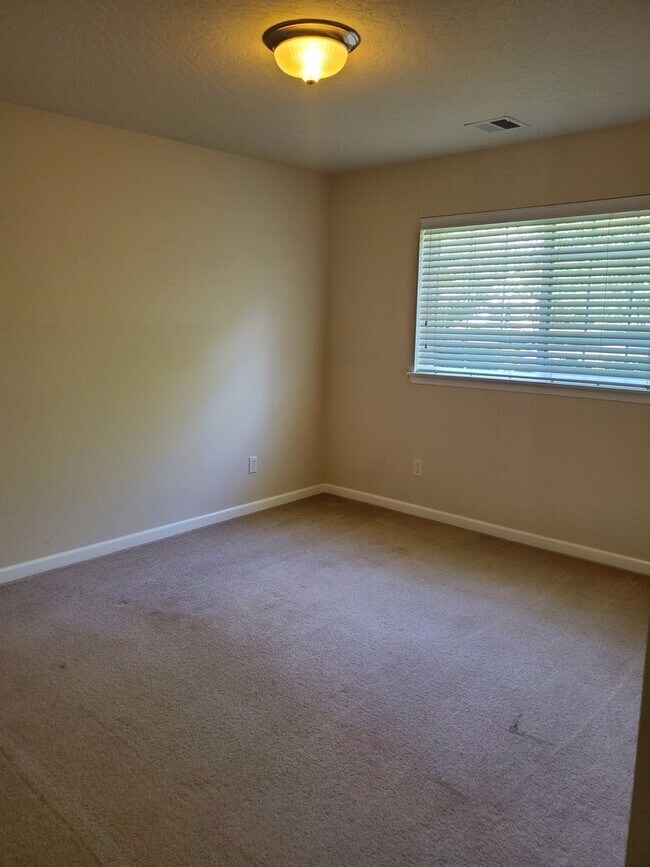 Building Photo - Lovely Townhome in North Gilham!