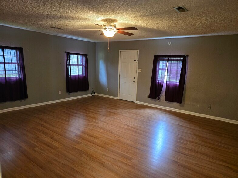 Building Photo - 207 Moncrief Ave
