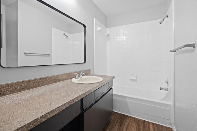 Building Photo - RIVER CROSSING TOWNHOME - 2BD -2.5BA - GRE...