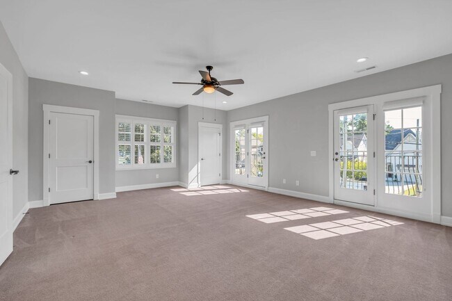 Building Photo - Stunning 5BE/4.5BA in the heart of Green H...