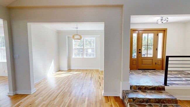 Building Photo - 171 Longwood Dr