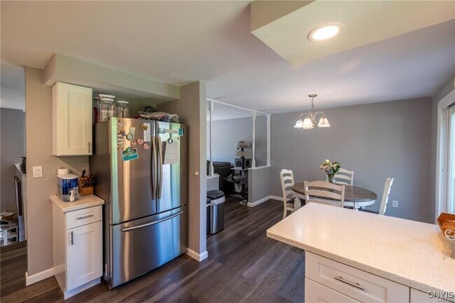 Building Photo - 9 Tree Line Dr