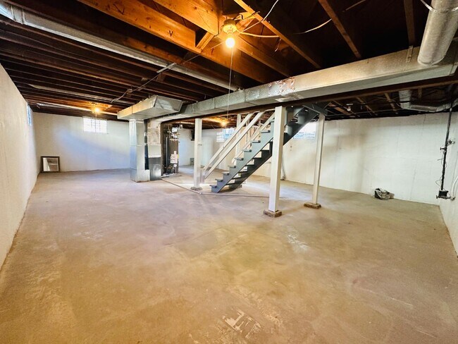 Building Photo - 4551 Lister Ave