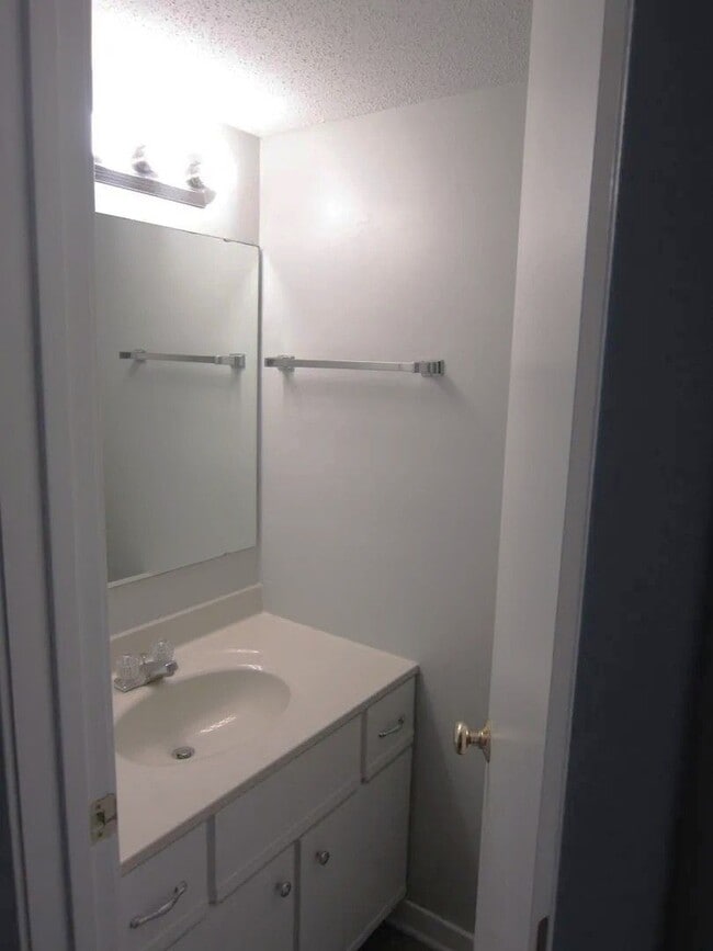 Building Photo - 1 BD/1.5BA Loft Condo Water & Electric Included