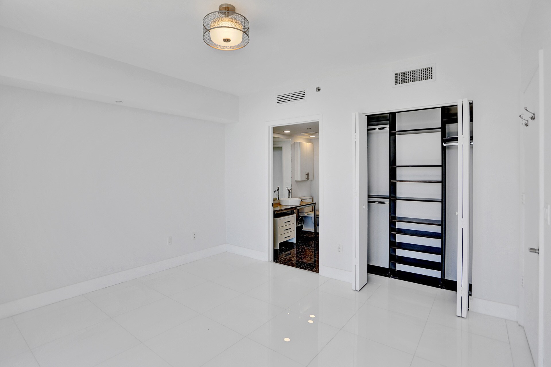 Building Photo - 495 Brickell Ave