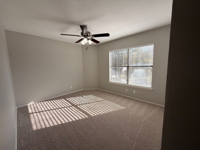 Building Photo - OPEN 3 BR W/ MASTER DOWN*STAINLESS STEEL A...