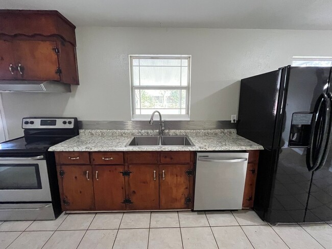 Building Photo - 3 Bedroom, 1 bath Pool Home in Lake City