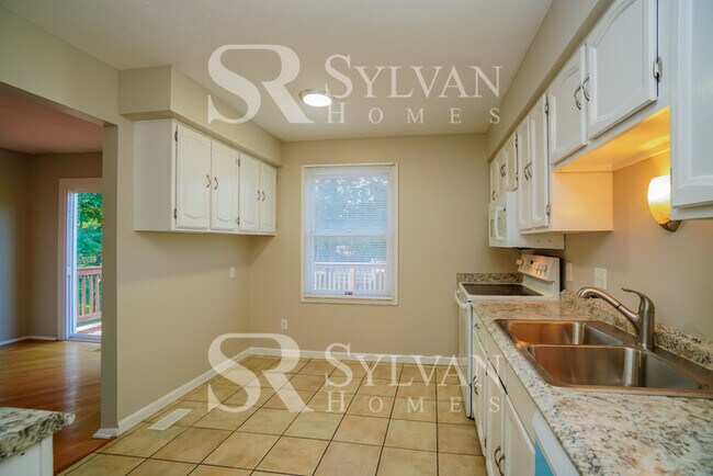 Building Photo - The living is easy in this 3 bedroom, 2.5 bathroom home