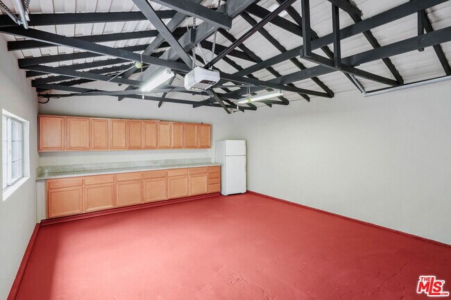 Building Photo - 1126 S Bundy Dr