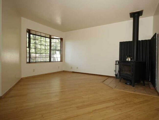 Building Photo - 703 Deer Ln