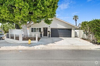 Building Photo - 6BD/4BA One Story Single Family House next...