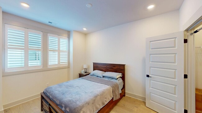 Building Photo - 1025 Wesley Terrace Ave - Elevated townhome living in the heart of Wesley Heights / FreeMoreWest
