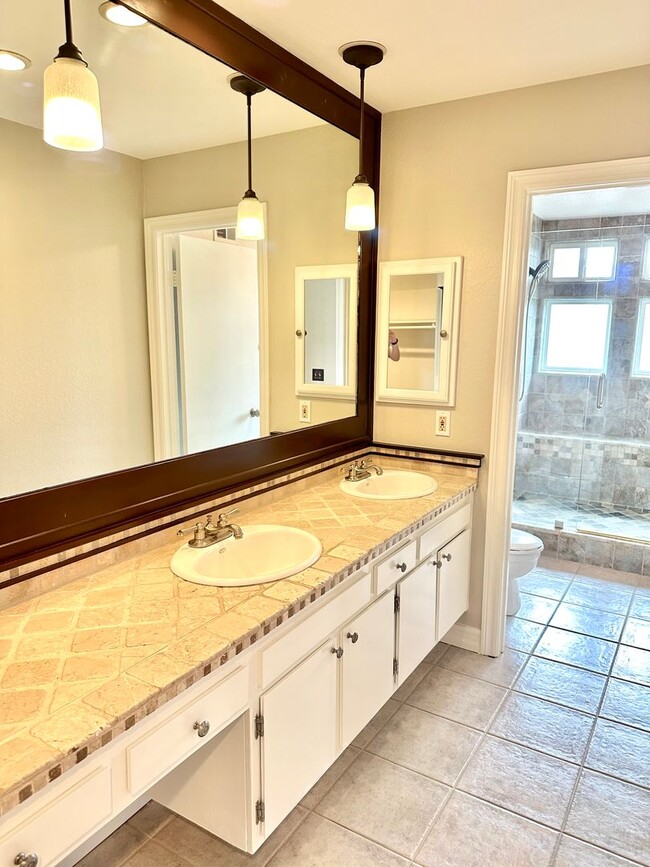 Building Photo - Large 5 Bedroom Single Family Home Near Da...