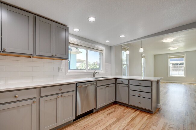 Building Photo - New Sunnyside House, Full Remodel, 2Bed/2Bath