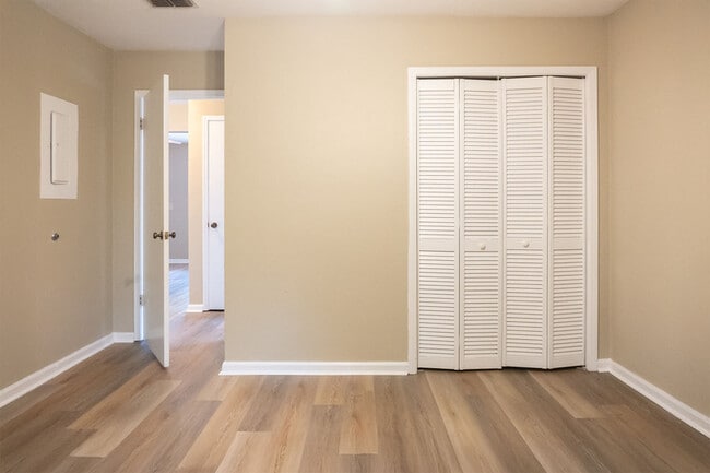 Building Photo - 733 Pointe Ct