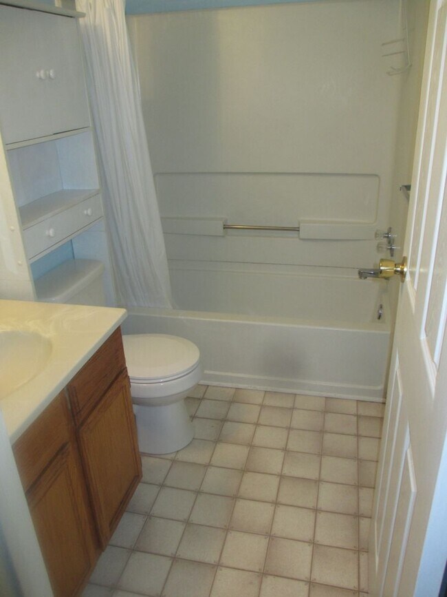 Building Photo - Three Bedroom Two Bath Condo Near Campus