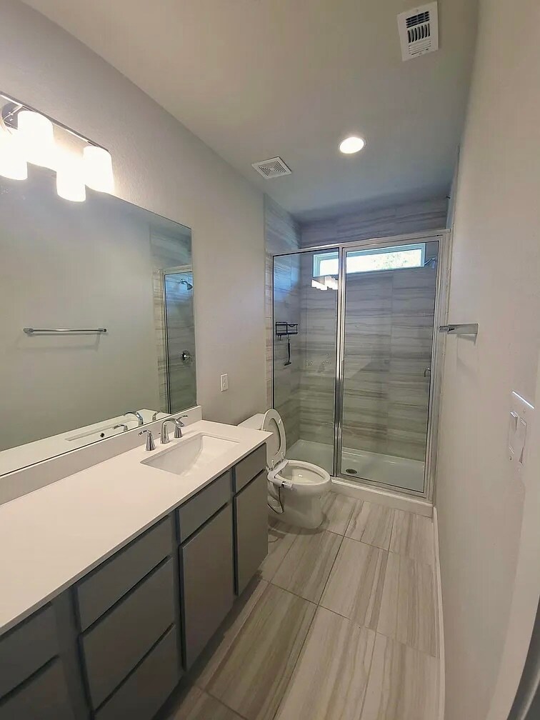 Priamary bath 2 sinks - 521 Peace Dr