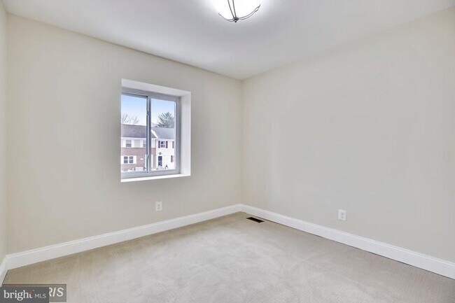 Building Photo - 2050 Forest Hill Ln