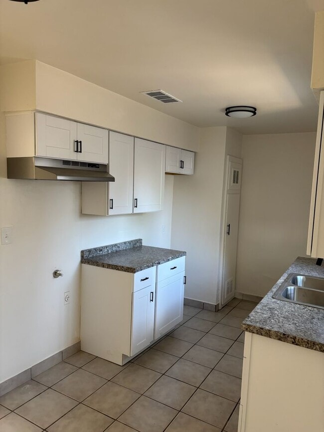 Building Photo - Move In ready Oildale 1 Bd 1 Ba