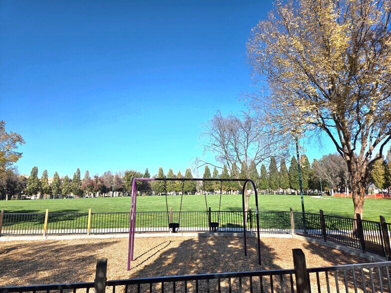 Building Photo - 4353 Fitzwilliam St