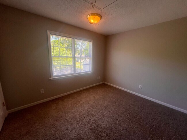 Building Photo - Charming 3-Bedroom Home with Endless Poten...