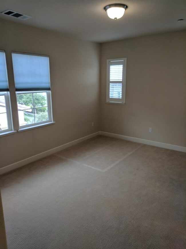 Building Photo - Luxury 3 bedroom 3 bath located in great a...