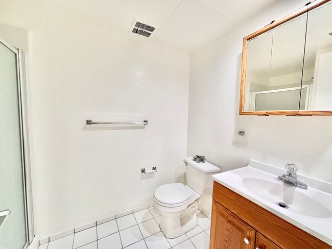 Building Photo - Bright 2 Bed 2 Bath | Surfside Community |...
