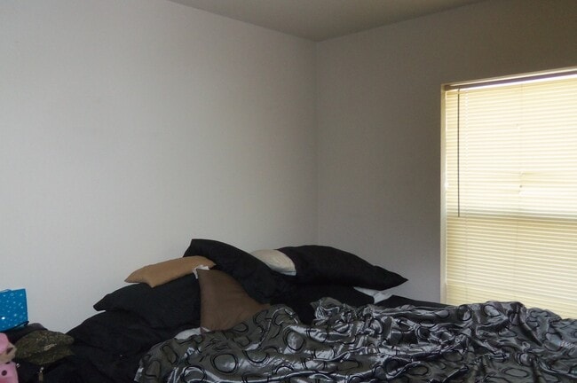 Building Photo - 196 - 3427/3429 SE 3rd