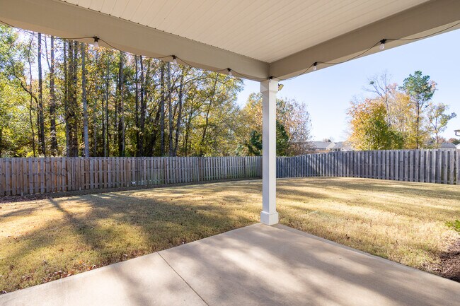 Building Photo - 811 Lillian Pk Dr