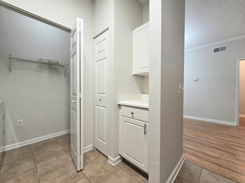 Building Photo - 1323 Arbor Lakes Cir