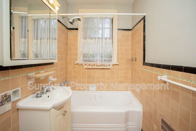 Building Photo - 319 N Newton Lake Dr