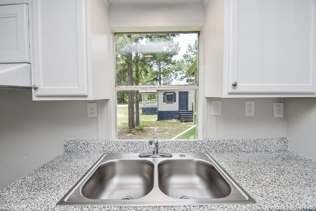 Building Photo - Be part of this cozy community at Roy Harris Loop