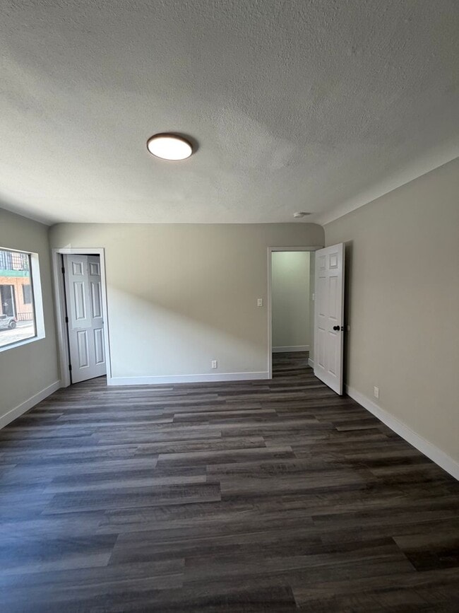 Building Photo - 601 W 94th St